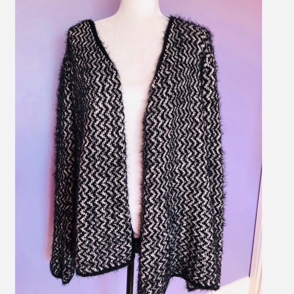 Jaclyn Smith black & white fuzzy sweater cardigan - Picture 2 of 4